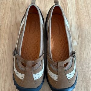 EUC Women’s Privo By Clarks Mary Jane Flats - Brown/Tan - Size 9